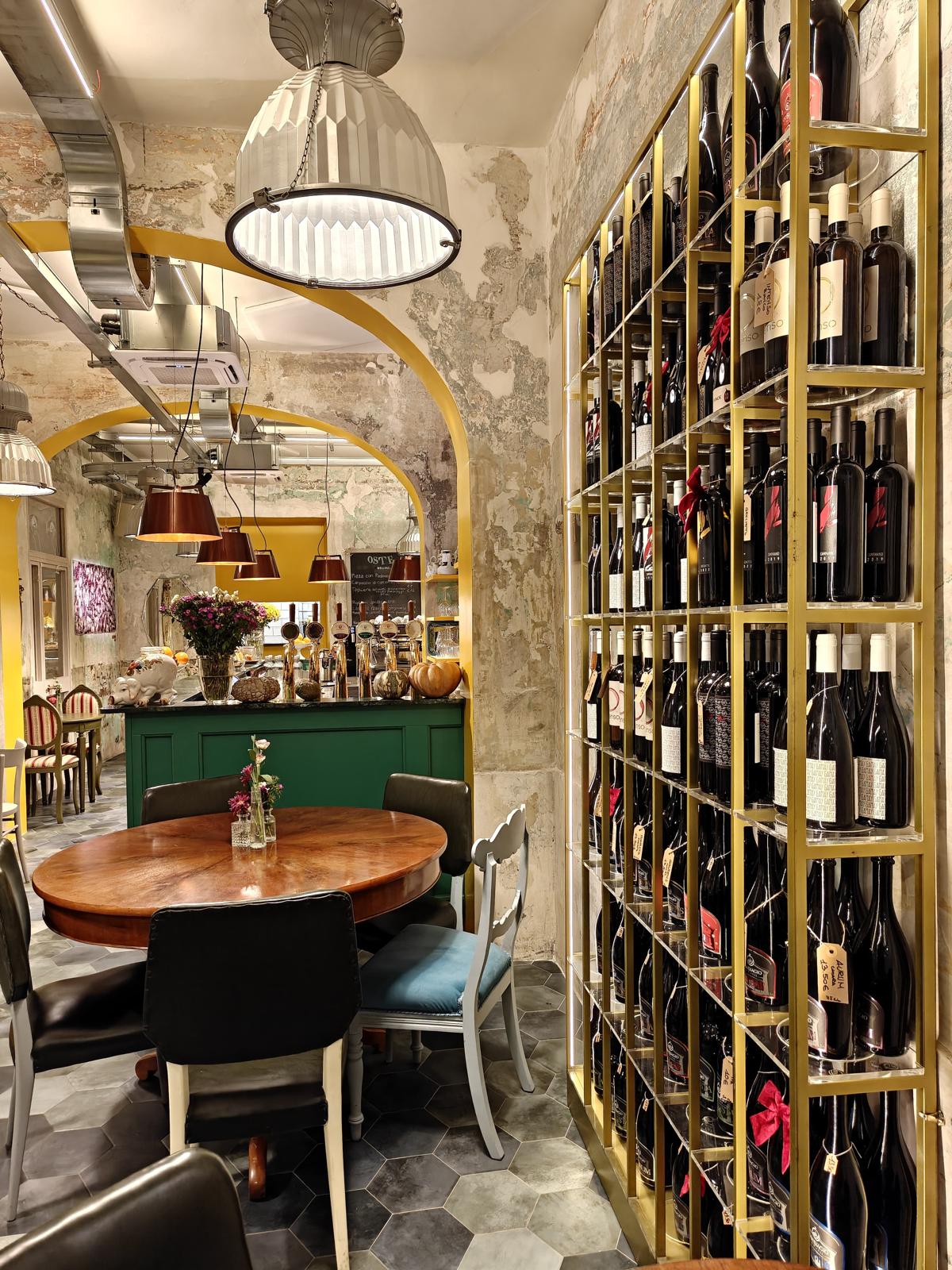 La sala di OSTEnse con la cantina di vini naturali a vista